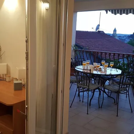Antonija I Mateo, In The Center Of Apartment Split
