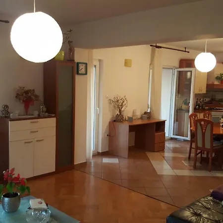 Antonija I Mateo, In The Center Of Apartment Split