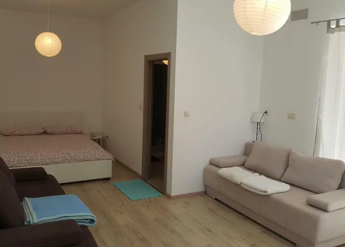 Antonija I Mateo, In The Center Of